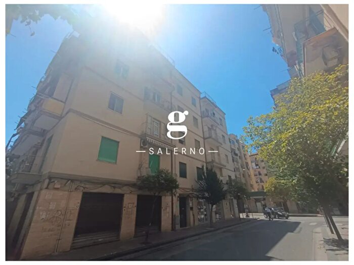 Appartamento trilocale in vendita in Via Martiri Ungheresi, Salerno