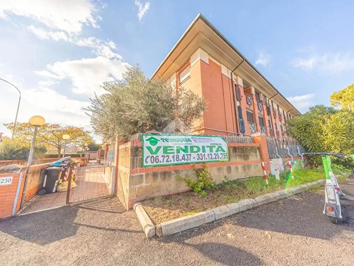 Appartamento trilocale in vendita in Via Robert Graves, Roma