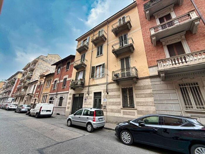 Appartamento trilocale in vendita in Via Perosa, Cenisia, Torino