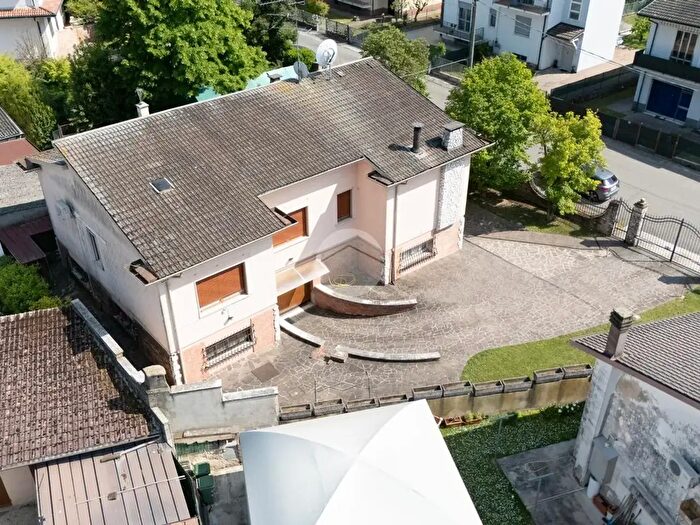 Casa con 5 locali in vendita in Via Papa Giovanni XXIII, Curtatone