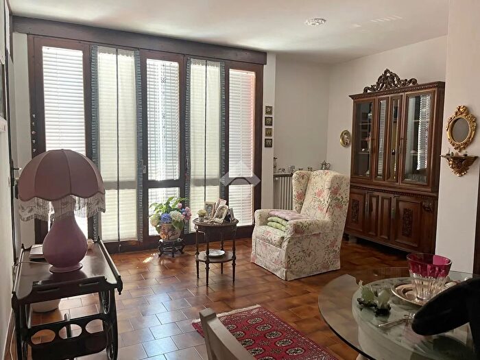 Appartamento trilocale in vendita in Piazza Vittorio Emanuele, Uggiate con Ronago