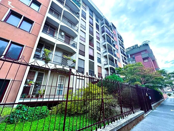 Appartamento quadrilocale in vendita in Via Giuseppe Carozzi, Milano