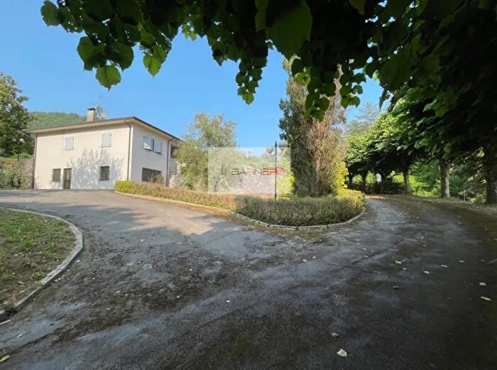 Casa con 10 locali in vendita in Camaiore