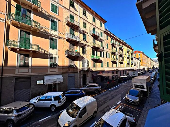 Appartamento con 5 locali in vendita in Via Montenotte, Savona