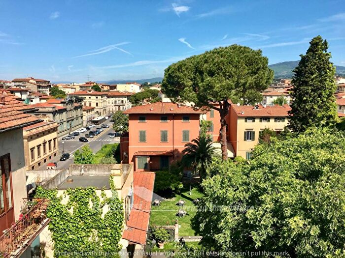 Casa trilocale in affitto in Via dei Della Robbia, Mazzini Oberdan, Firenze