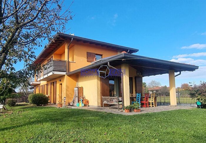 Casa quadrilocale in vendita in Via dei Mughetti, Lomagna