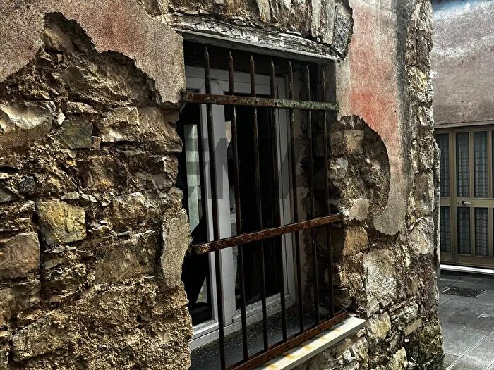 Casa con 8 locali in vendita in Ne