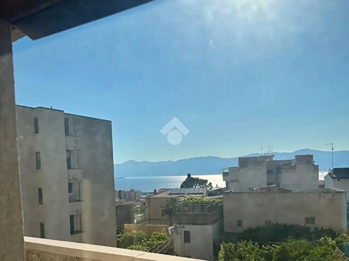 Appartamento trilocale in vendita in Via Carrera, Reggio Calabria