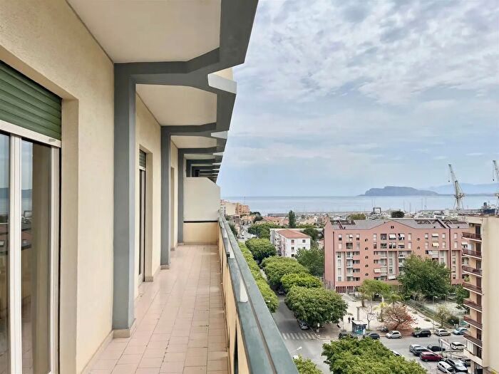 Appartamento con 6 locali in vendita in Via Ammiraglio Rizzo, Palermo
