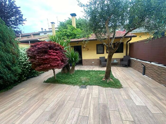 Casa con 6 locali in vendita in Via Roma, Prato