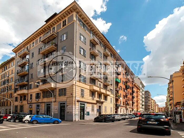 Appartamento trilocale in vendita in Via Eurialo, Roma