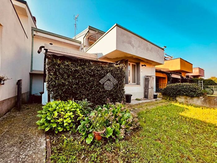 Casa quadrilocale in vendita in Via Luigi Einaudi, Caravaggio