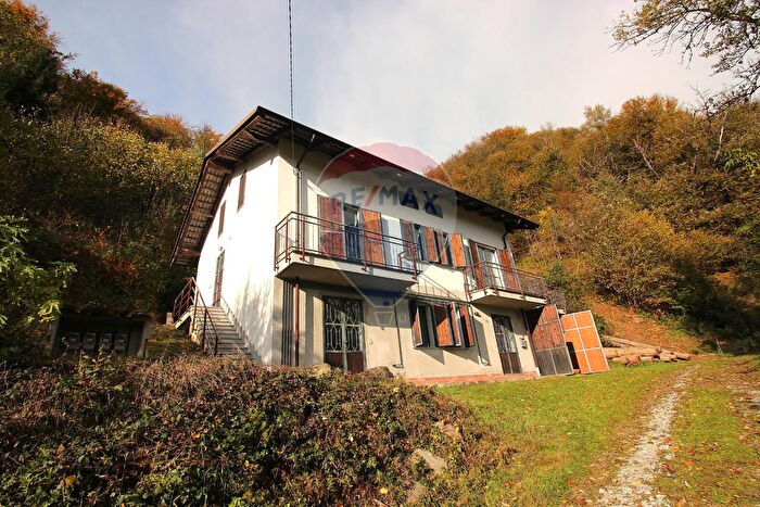 Casa con 8 locali in vendita in Via Murasse a, Mezzenile