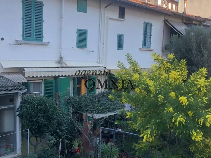 Casa con 8 locali in vendita in Via Locchi, Firenze
