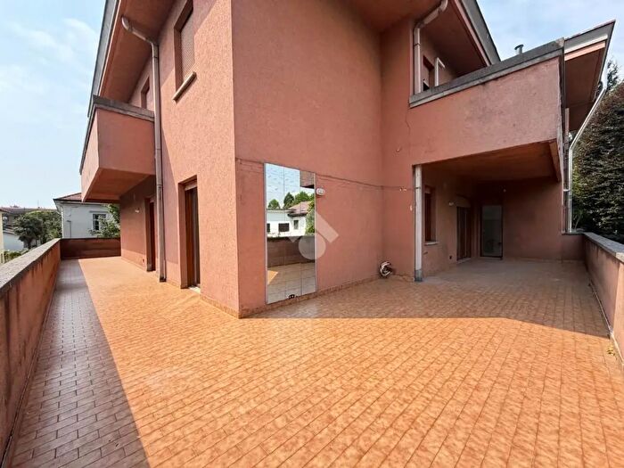 Appartamento quadrilocale in vendita in Via Giuseppe Garibaldi, Lentate Sul Seveso