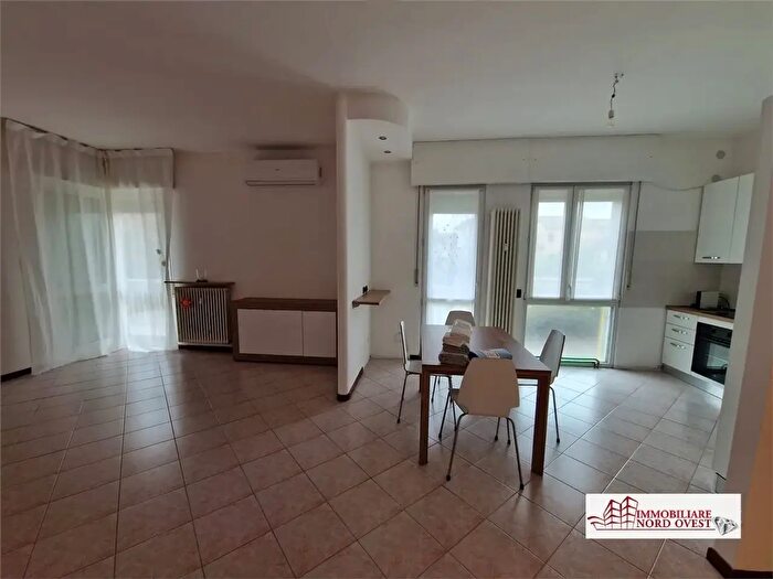 Appartamento trilocale in affitto in Via Enrico Toti Snc, Bareggio