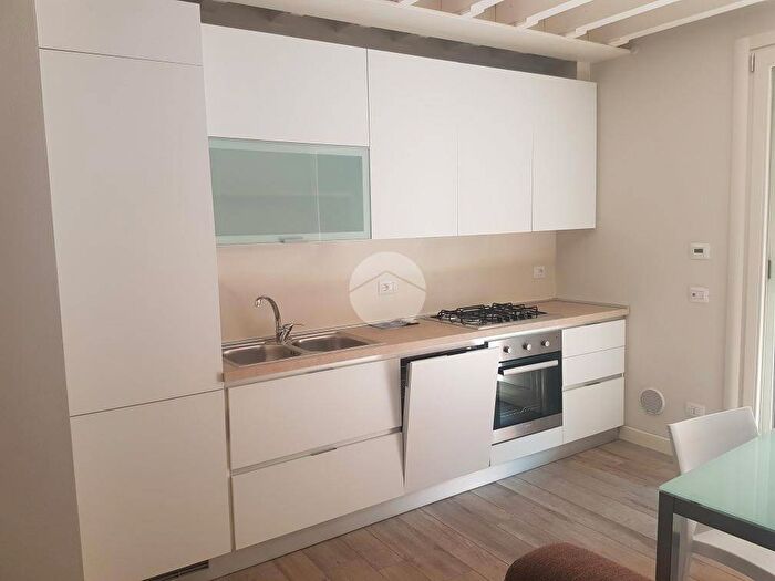 Appartamento bilocale in affitto in APPARTAMENTO via santa maria, Centro Storico, Desenzano del Garda