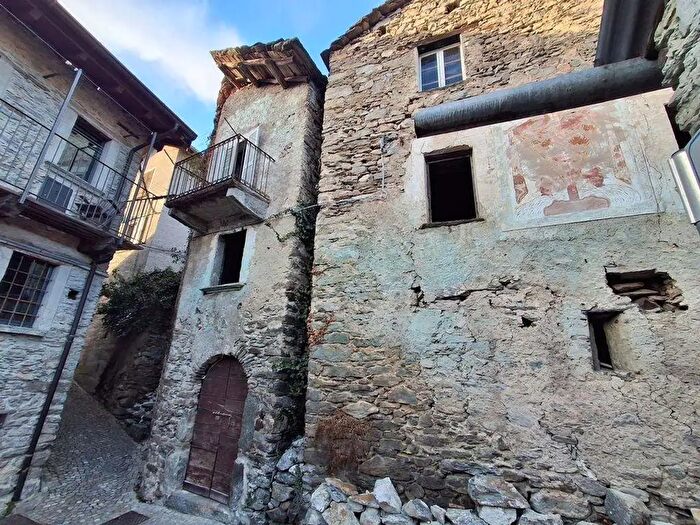 Casa con 6 locali in vendita in Montemezzo