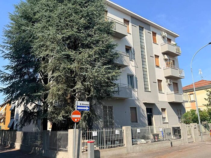 Appartamento trilocale in affitto in Via Sante Vincenzi, Ospedale Volturno, Parma