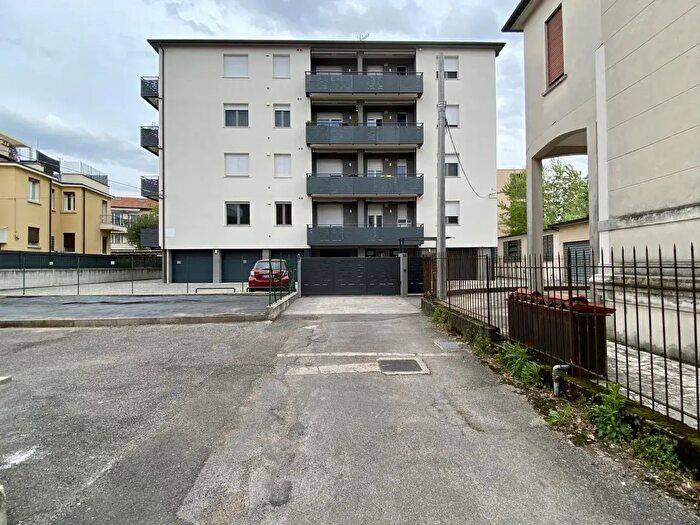 Appartamento quadrilocale in vendita in Viale della Pace, Vicenza