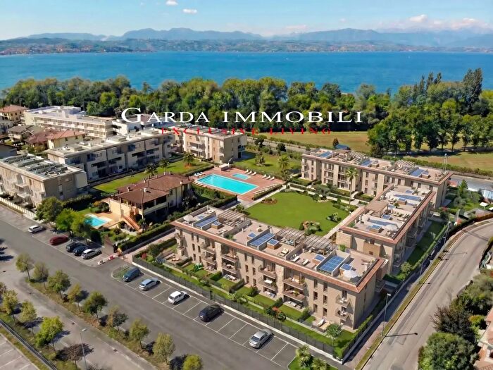 Appartamento trilocale in vendita in Via Francesco Agello, Desenzano Del Garda