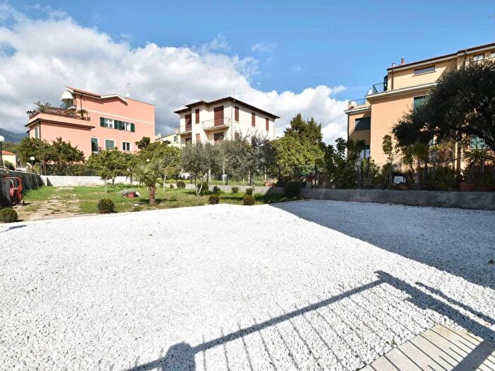 Appartamento trilocale in affitto in Via Aurelia, Centro, Loano