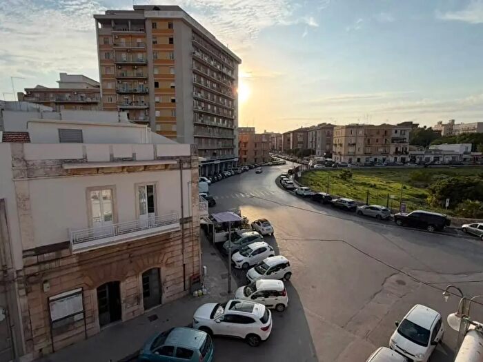 Appartamento trilocale in vendita in Via Dinologo, Siracusa