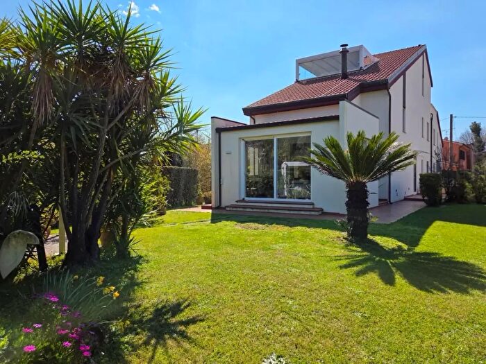 Casa con 10 locali in vendita in San Giuliano Terme