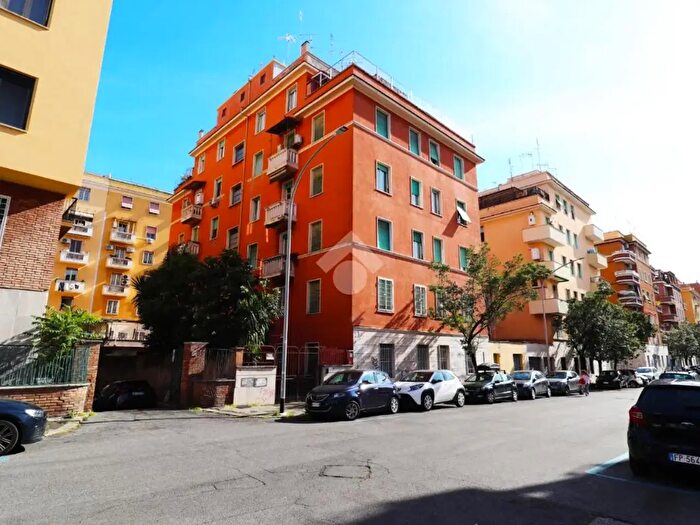 Appartamento trilocale in vendita in Via Montepulciano, Roma
