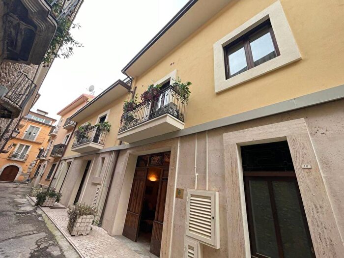 Casa con 6 locali in affitto in Via Sessualdo, Centro Storico, Benevento