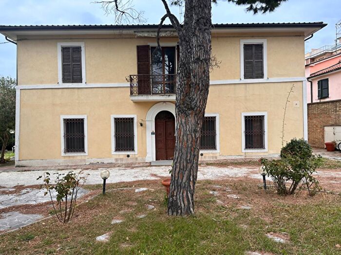 Casa con 5 locali in vendita in Via Esino, Ancona