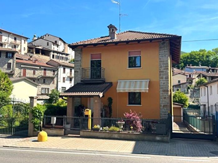 Casa quadrilocale in vendita in Via Novembre, Bagnaria