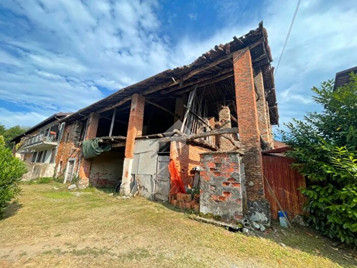 Casa quadrilocale in vendita in Via Stanga, Borgomanero