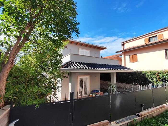 Casa quadrilocale in vendita in Via Colleferro, Guidonia Montecelio