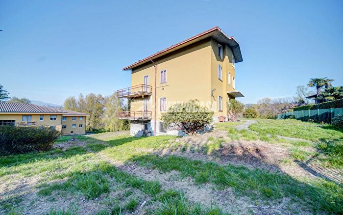 Casa con 5 locali in vendita in Via Napoli, Azzate