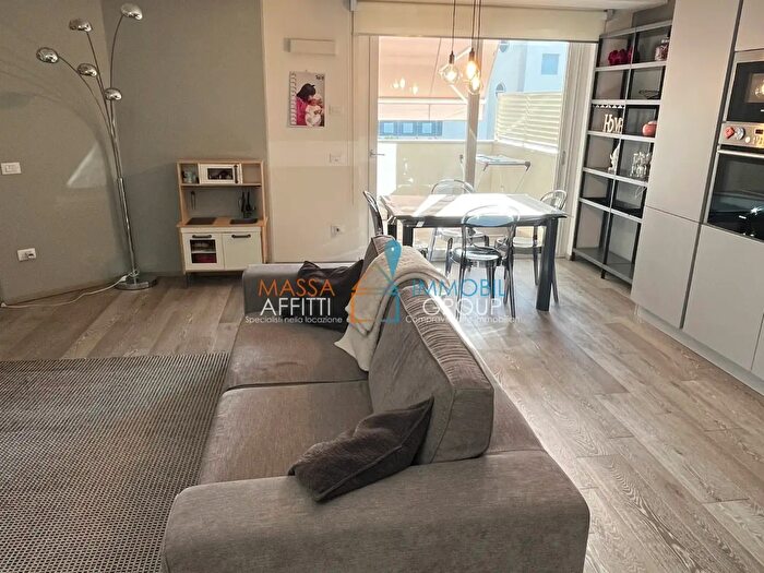 Appartamento quadrilocale in vendita in Via Fratelli Rosselli, Massa