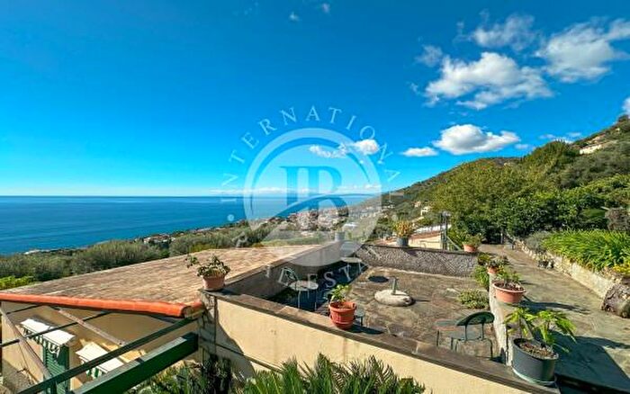 Casa con 6 locali in vendita in Genova