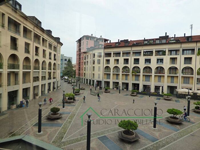 Appartamento trilocale in affitto in Via Camillo Benso di Cavour, Centro, Bollate