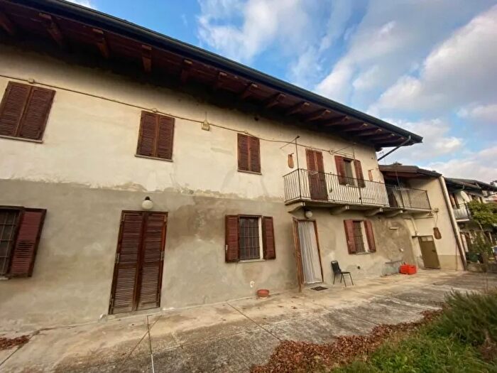 Casa con 9 locali in vendita in Villastellone
