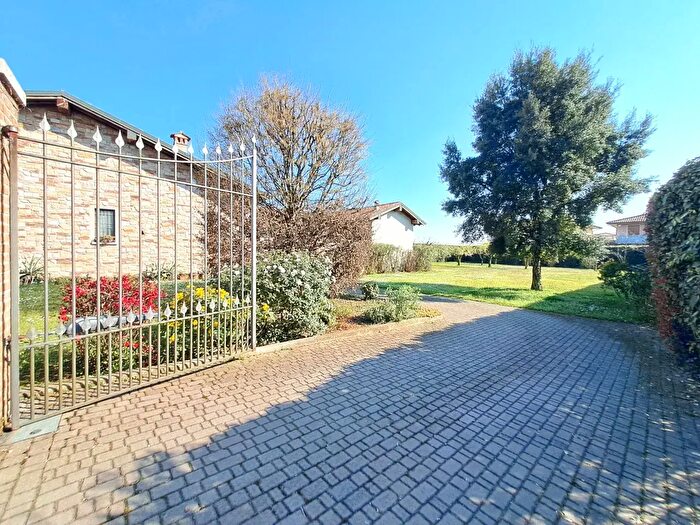 Casa quadrilocale in vendita in Via Milano, Rovato