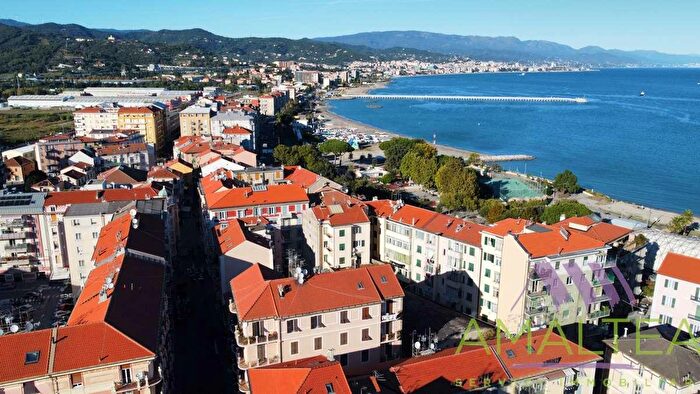 Appartamento trilocale in vendita in Piazza Cavur, Vado Ligure