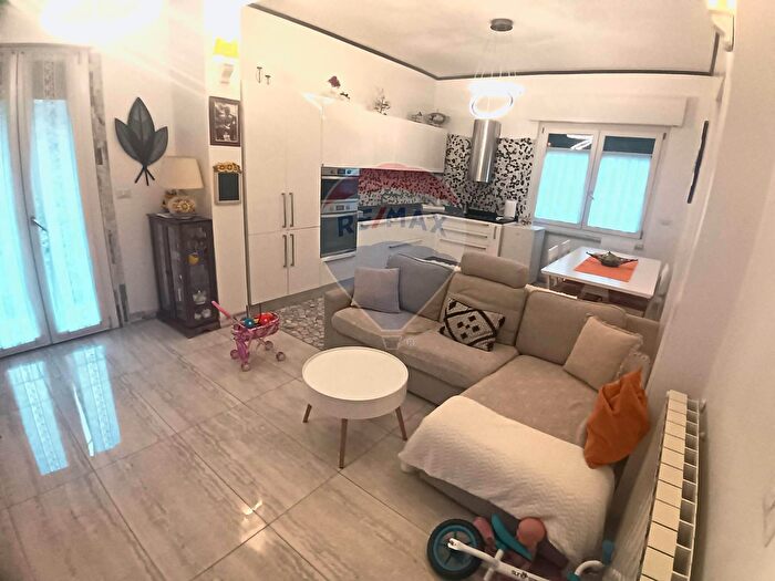 Appartamento quadrilocale in vendita in Via Milano, Arona