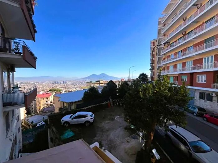 Appartamento con 5 locali in vendita in Viale Raffaello, Napoli