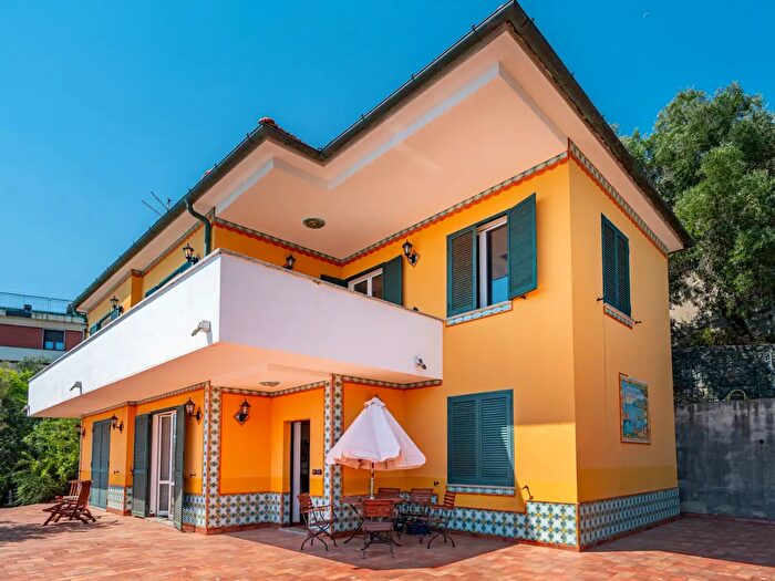 Casa con 10 locali in vendita in Via Cristoforo Colombo, Bergeggi