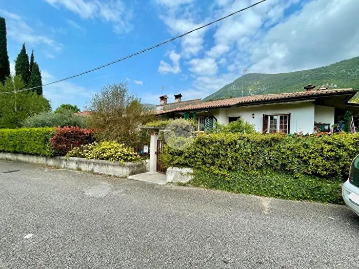 Casa con 8 locali in vendita in Via Prato Grande, Caprino Veronese