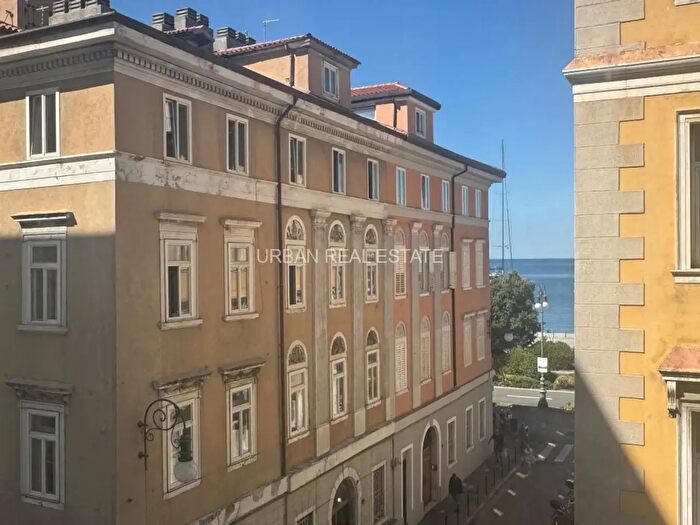 Appartamento bilocale in vendita in Via Armando Diaz, Trieste