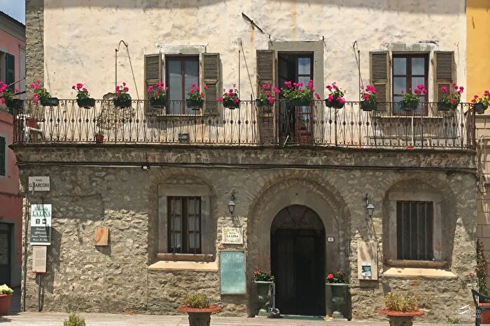 Casa con 15 locali in vendita in Bagnone