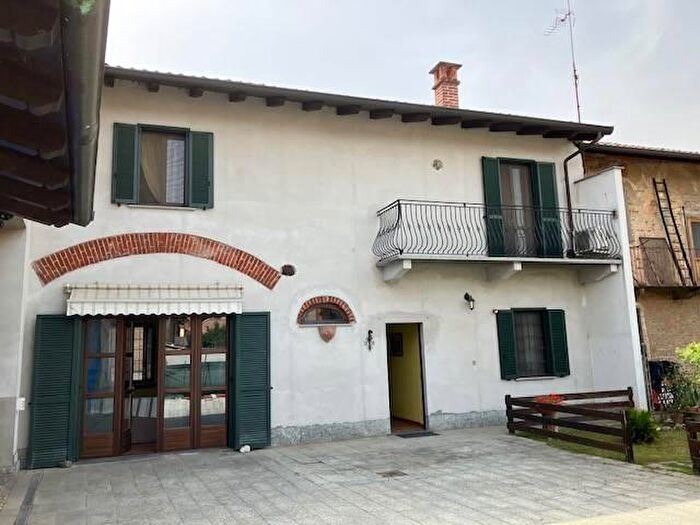 Casa quadrilocale in vendita in Via Camillo Benso di Cavour Ottobiano, Ottobiano