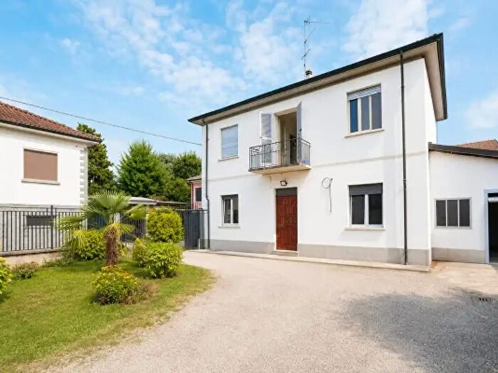 Casa quadrilocale in vendita in Robbio