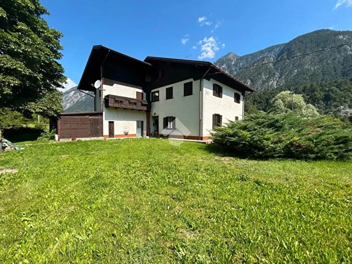 Casa con 6 locali in vendita in Borgo Basso, Malborghetto Valbruna